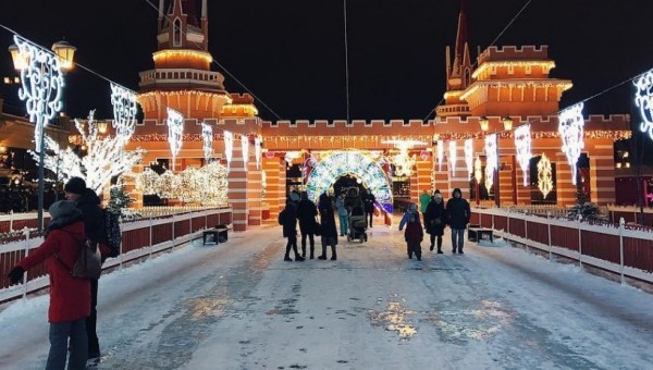 Сказочный городок на Кремлевской набережной
