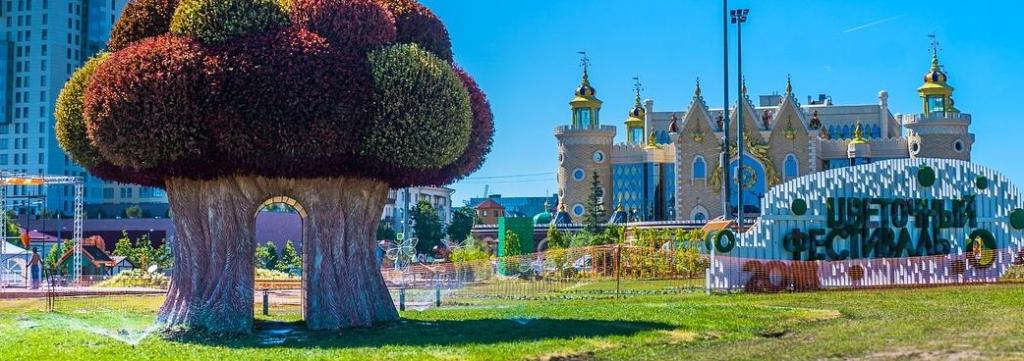 На площадке перед театром кукол «Экият»