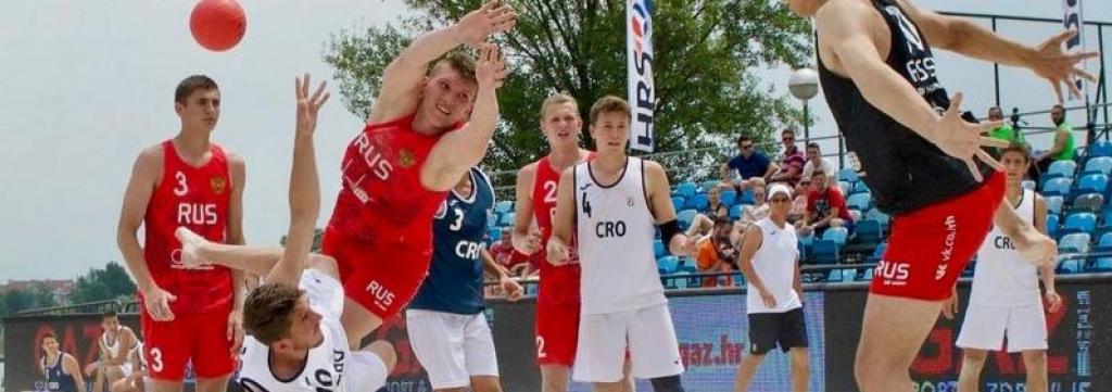 Около Дворца водных видов спорта