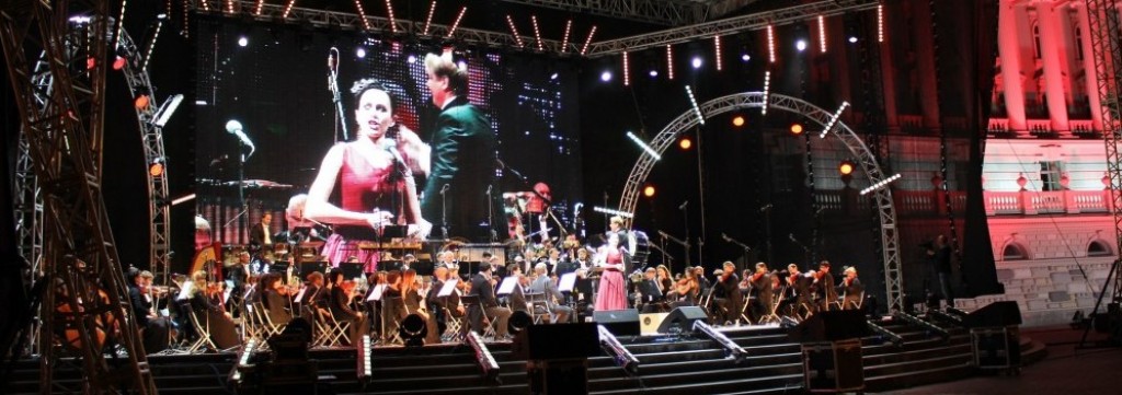 На площади перед Дворцом Земледельцев