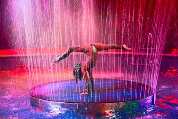 Цирковое шоу на воде