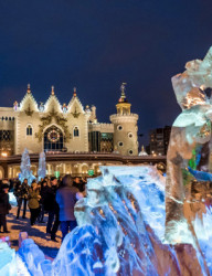 Новогодняя площадка у театра кукол Экият