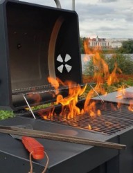 Зона барбекю на набережной озера Кабан