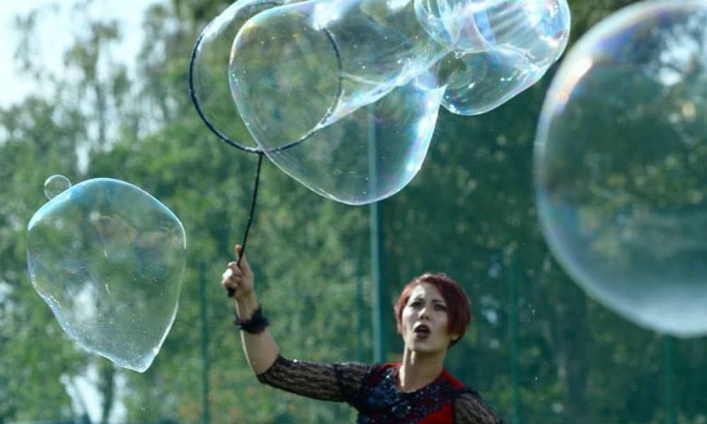 Пузырек отзывы. Фестиваль мыльных пузырей. Девушка с мыльными пузырями. Фестиваль мыльных пузырей Старая Русса. Фестиваль мыльных пузырей 2022 Санкт-Петербург.