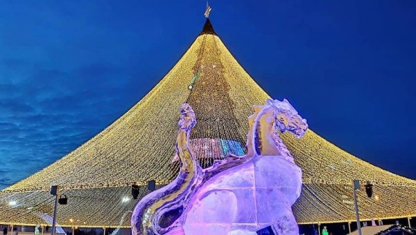Ледовый городок у Центра семьи Казан