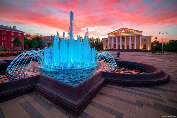 Вечер у фонтана на площади дворца культуры Железнодорожников