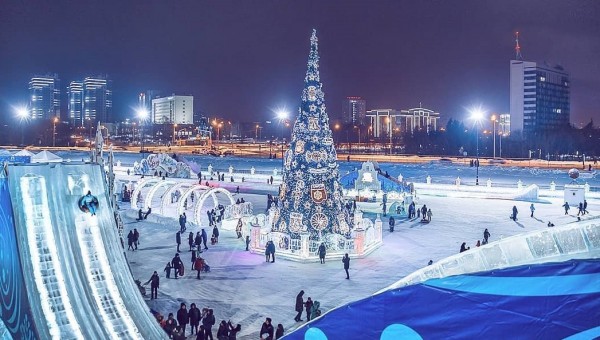 Ледовый городок у Центра семьи Казан
