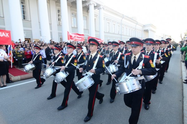 Марш слушать. Марш. Марш фото. Фотография марша. Фото марширующих людей.