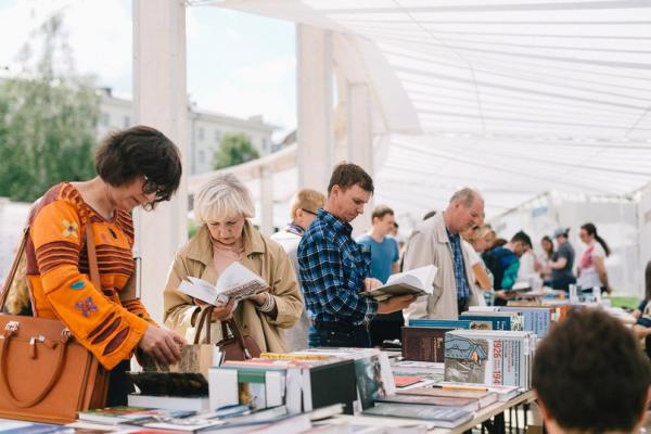 Летний книжный фестиваль «Смены» на Черном озере