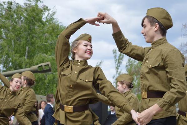 Салют Победы в сквере им. В.Аксенова.