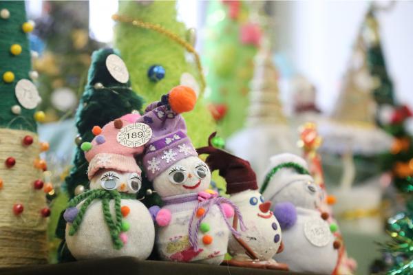 Выставка самых забавных снеговиков и оригинальных елочек
