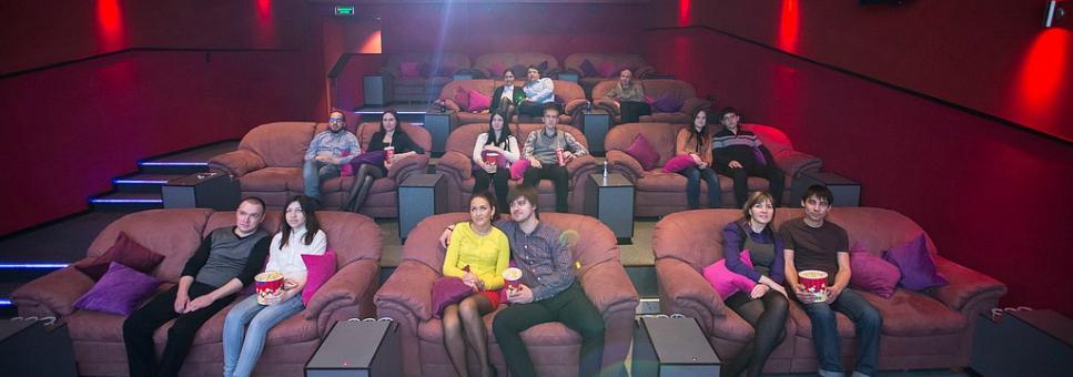 Похотливая азиатка развлекается в кинотеатре